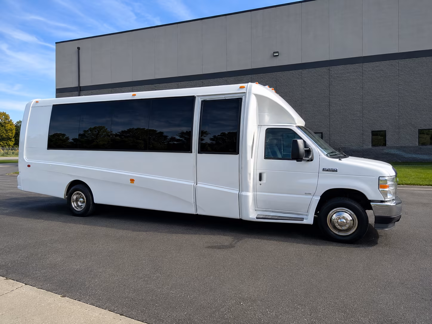 convention shuttle buses between mountain view hotels and the santa clara convention center